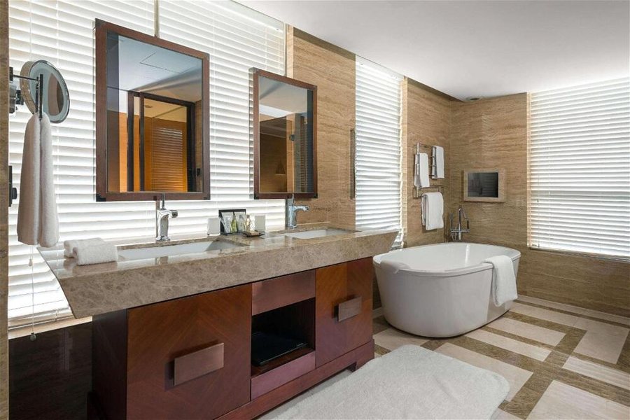 Hilton Beijing Wangfujing — Bathroom
