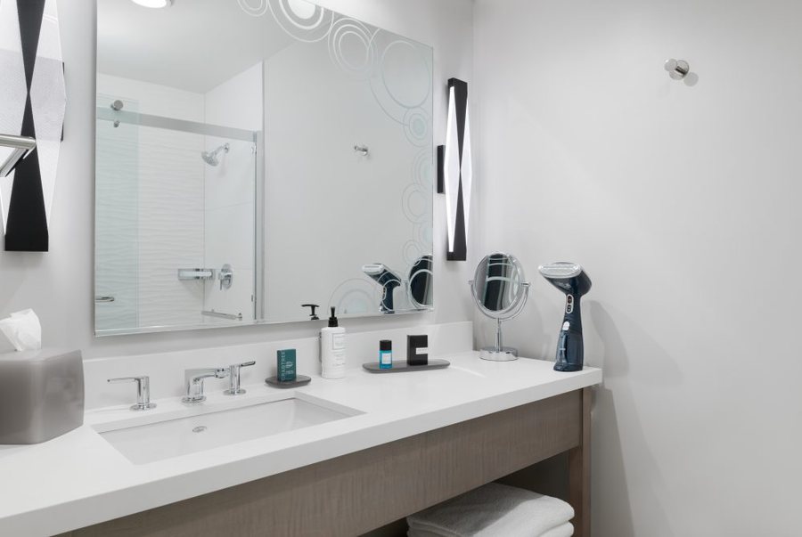 Hilton Boca Raton Suites — Bathroom