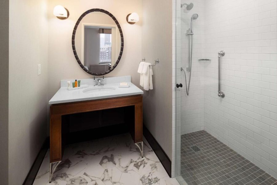 Hilton Brooklyn New York — Bathroom