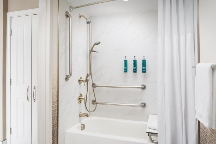 Hilton Charlotte University Place — Bathroom