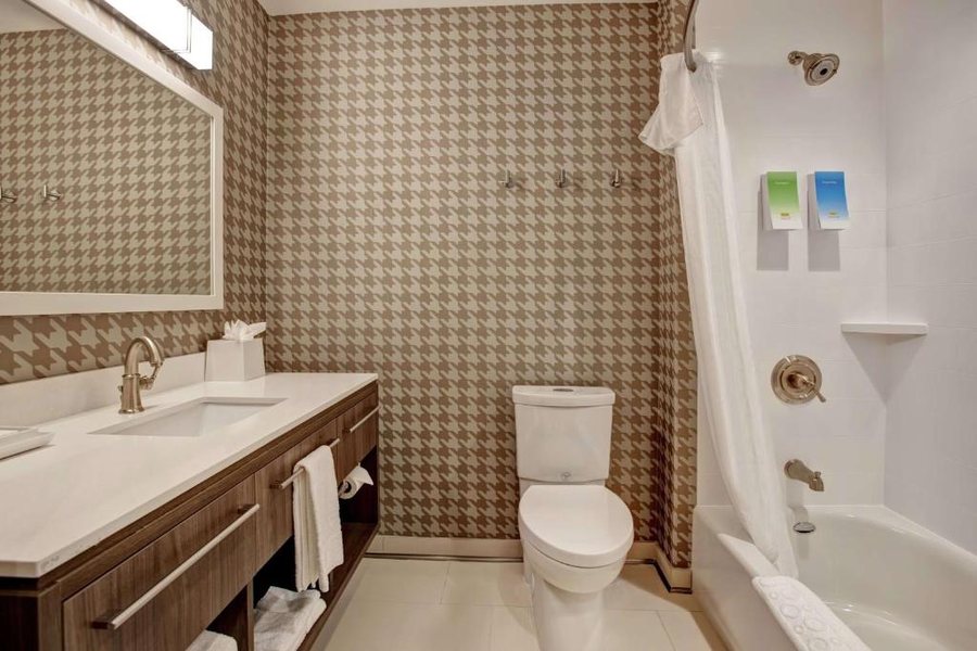 Hilton Charlotte Uptown — Bathroom