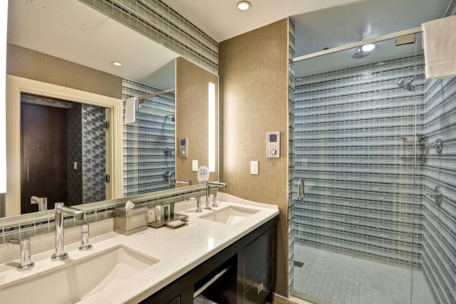 Hilton Checkers Los Angeles Los Angeles California — Bathroom