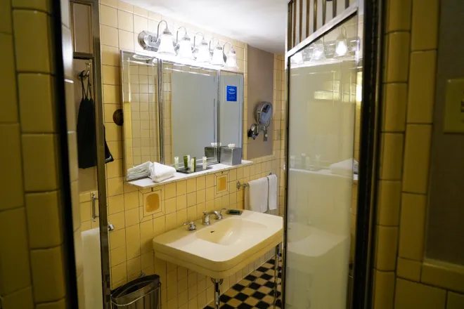 Hilton Cincinnati Netherland Plaza — Bathroom