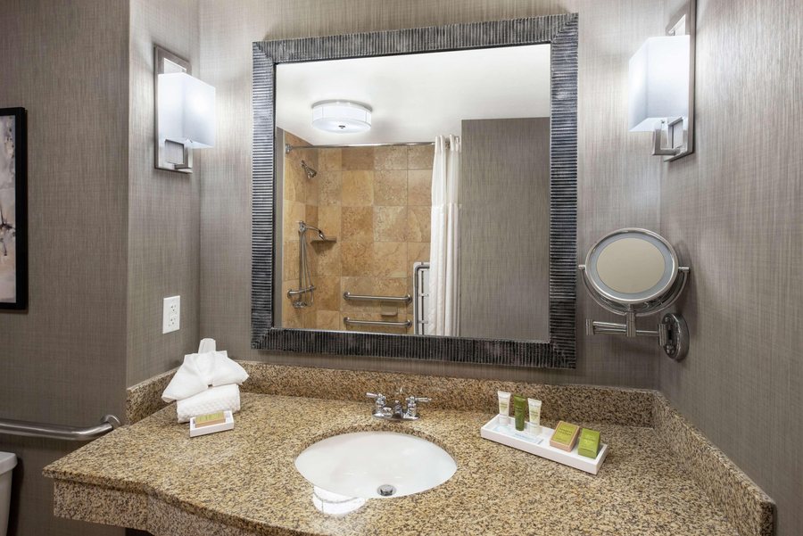 Hilton Columbia Center — Bathroom