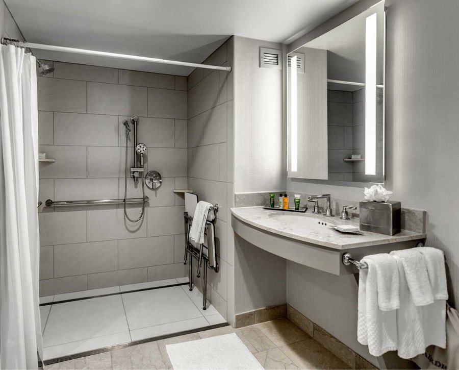 Hilton Columbus at Easton Columbus Ohio — Bathroom