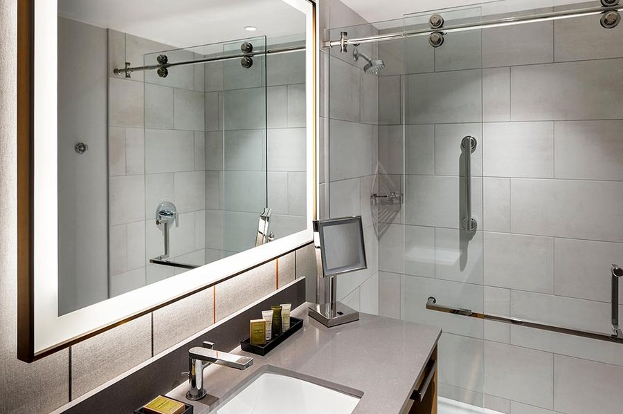 Hilton Columbus Downtown Columbus Ohio — Bathroom