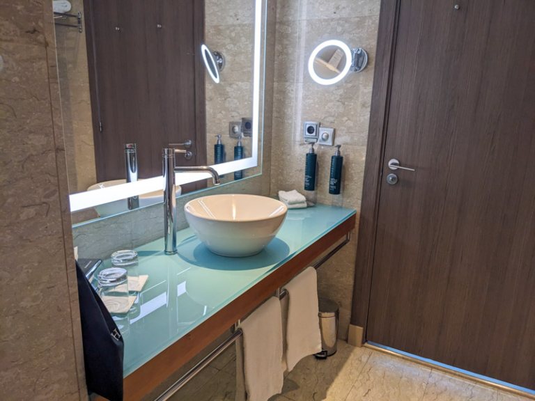 Hilton Diagonal Mar Barcelona Barcelona Catalonia — Bathroom