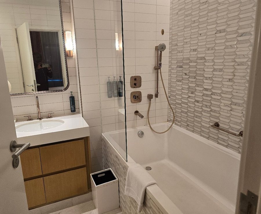 Hilton Dubai Creek Hotel Residences — Bathroom