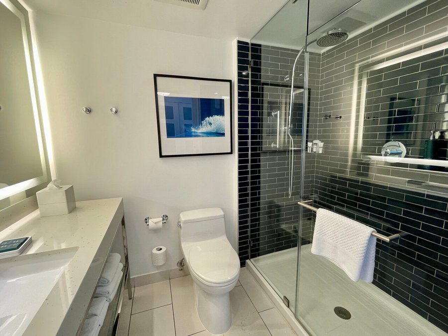 Hilton Fort Lauderdale Marina — Bathroom