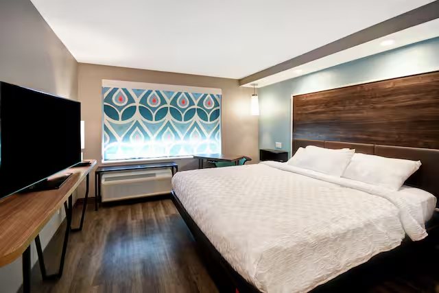 Hilton Fort Wayne at the Grand Wayne Convention Center — Guest room