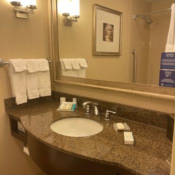 Hilton Garden Inn Aberdeen — Bathroom