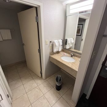 Hilton Garden Inn Abilene — Bathroom