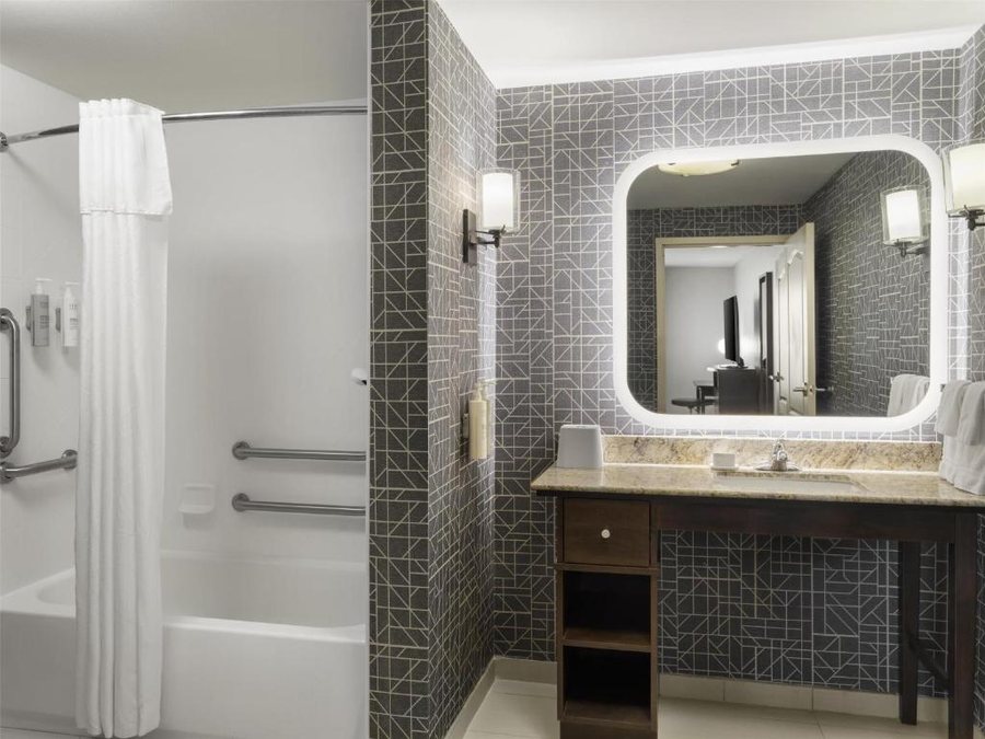 Hilton Garden Inn Akron — Bathroom