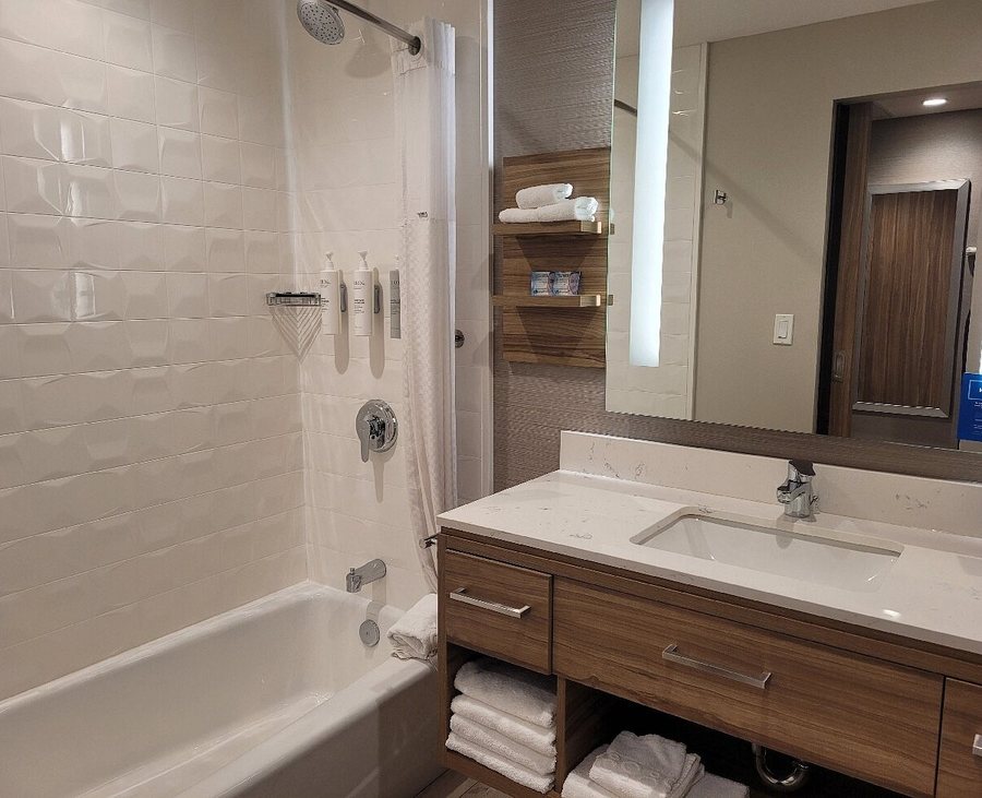 Hilton Garden Inn Anaheim Garden Grove — Bathroom
