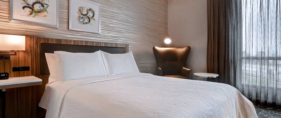 Hilton Garden Inn Anaheim Resort — Guest room