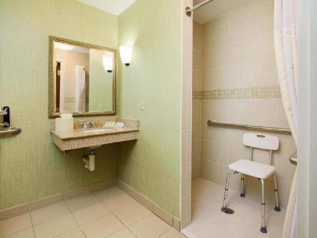 Hilton Garden Inn Anchorage — Bathroom