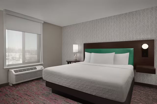 Hilton Garden Inn Anchorage — Guest room