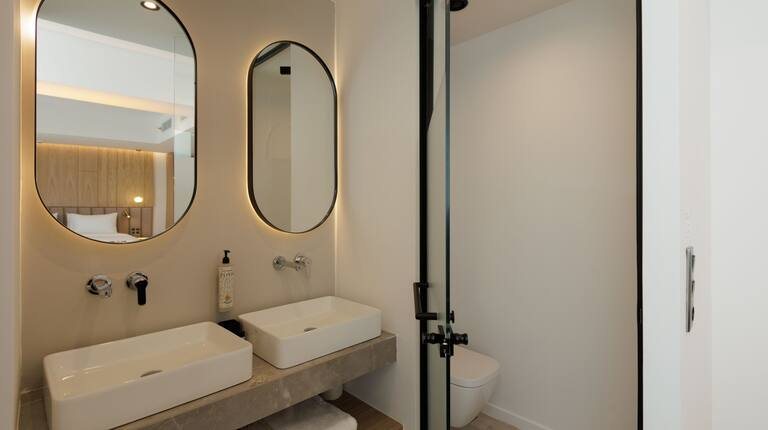 Hilton Garden Inn Athens Syggrou Avenue — Bathroom