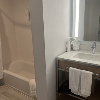 Hilton Garden Inn Atlanta Buckhead — Bathroom