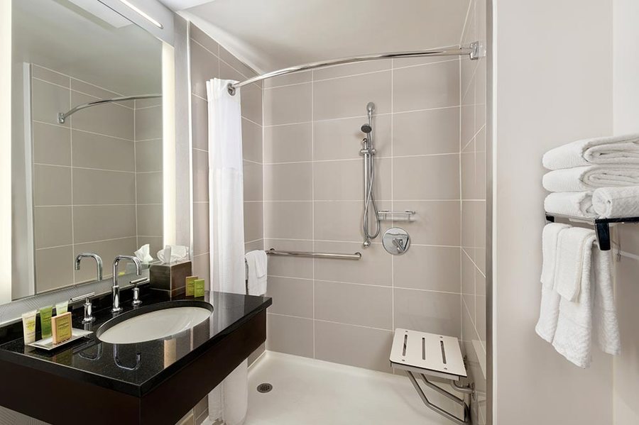 Hilton Garden Inn Atlanta Downtown — Bathroom