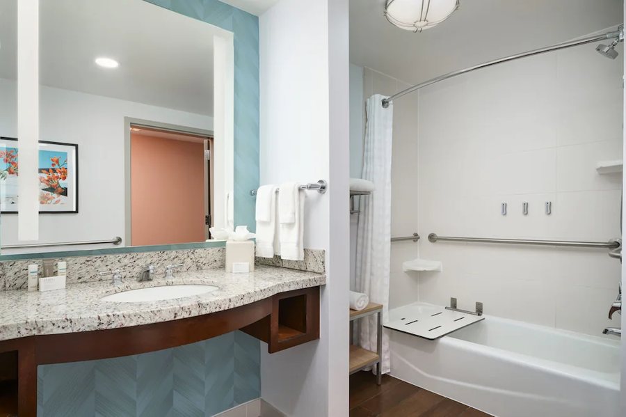 Hilton Garden Inn Atlanta Midtown — Bathroom