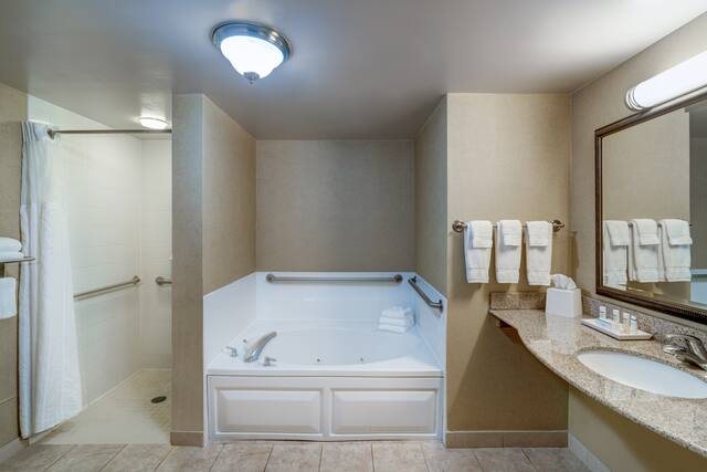 Hilton Garden Inn Augusta — Bathroom