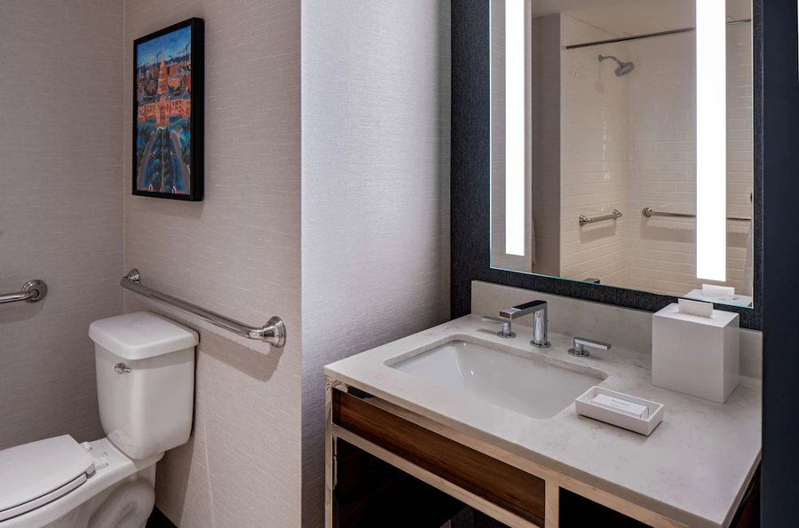 Hilton Garden Inn Austin Downtown — Bathroom