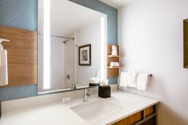 Hilton Garden Inn Bakersfield — Bathroom