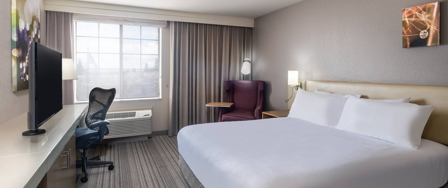 Hilton Garden Inn Bakersfield — Guest room