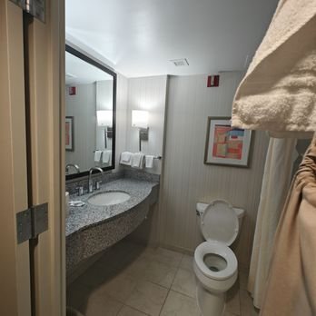 Hilton Garden Inn Baltimore Inner Harbor — Bathroom