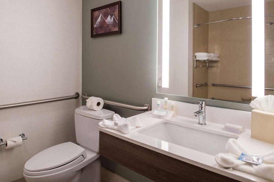 Hilton Garden Inn Bend — Bathroom