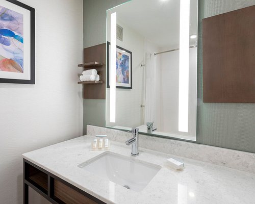 Hilton Garden Inn Bloomington — Bathroom