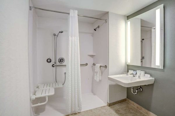Hilton Garden Inn Boston Waltham — Bathroom