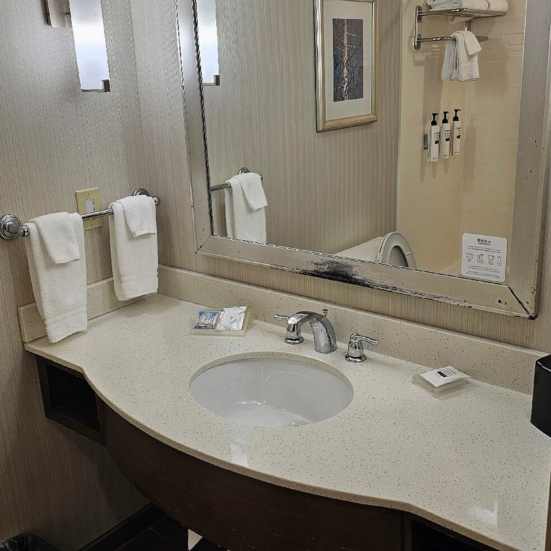 Hilton Garden Inn Bristol — Bathroom