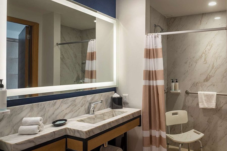 Hilton Garden Inn Cancun Airport — Bathroom