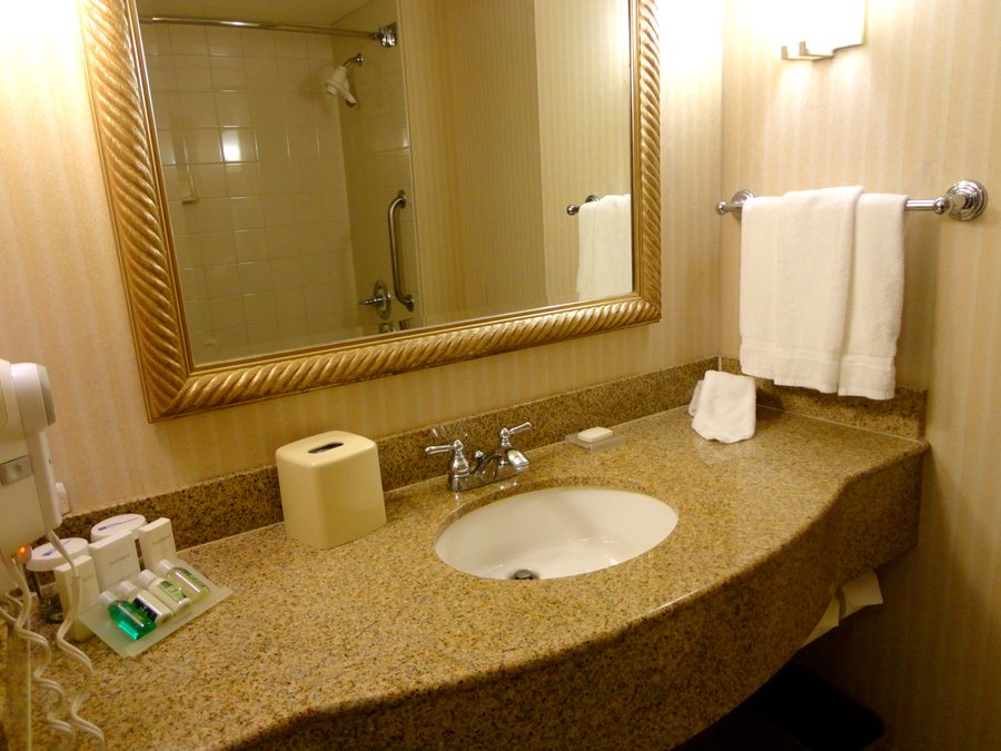 Hilton Garden Inn Carlsbad Beach — Bathroom