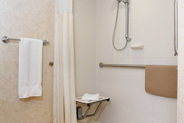 Hilton Garden Inn Cedar Falls — Bathroom