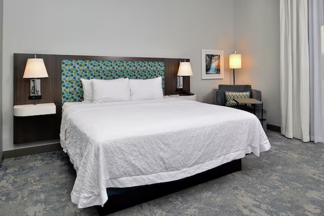 Hilton Garden Inn Cedar Falls — Guest room