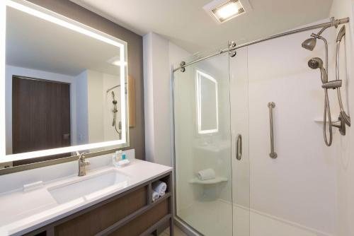 Hilton Garden Inn Cedar Rapids — Bathroom