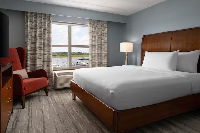 Hilton Garden Inn Charleston Waterfront downtown — Guest room