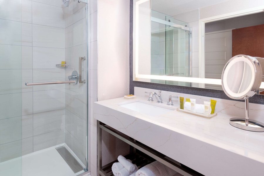 Hilton Garden Inn Charlotte Airport — Bathroom