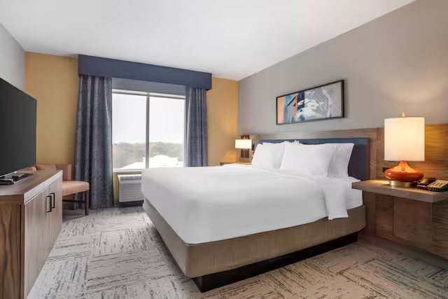 Hilton Garden Inn Charlotte Mooresville — Guest room