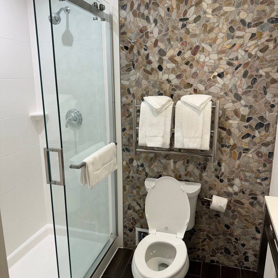 Hilton Garden Inn Charlotte SouthPark — Bathroom