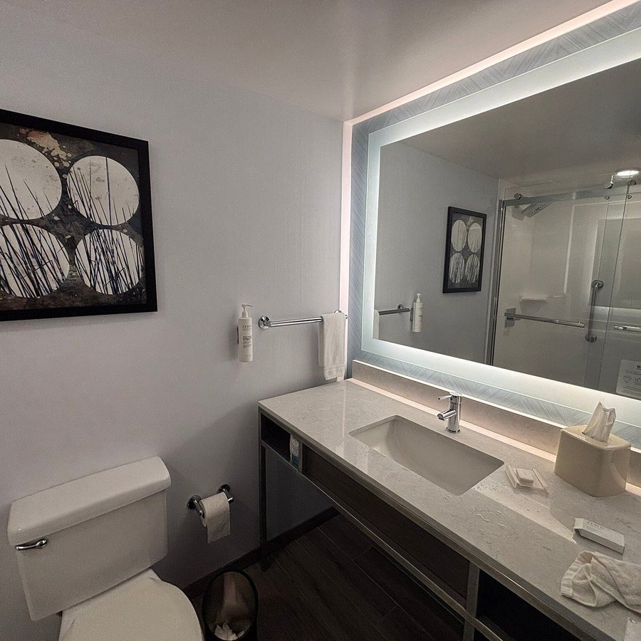 Hilton Garden Inn Charlotte Waverly — Bathroom