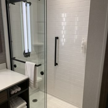 Hilton Garden Inn Chicago Central Loop — Bathroom