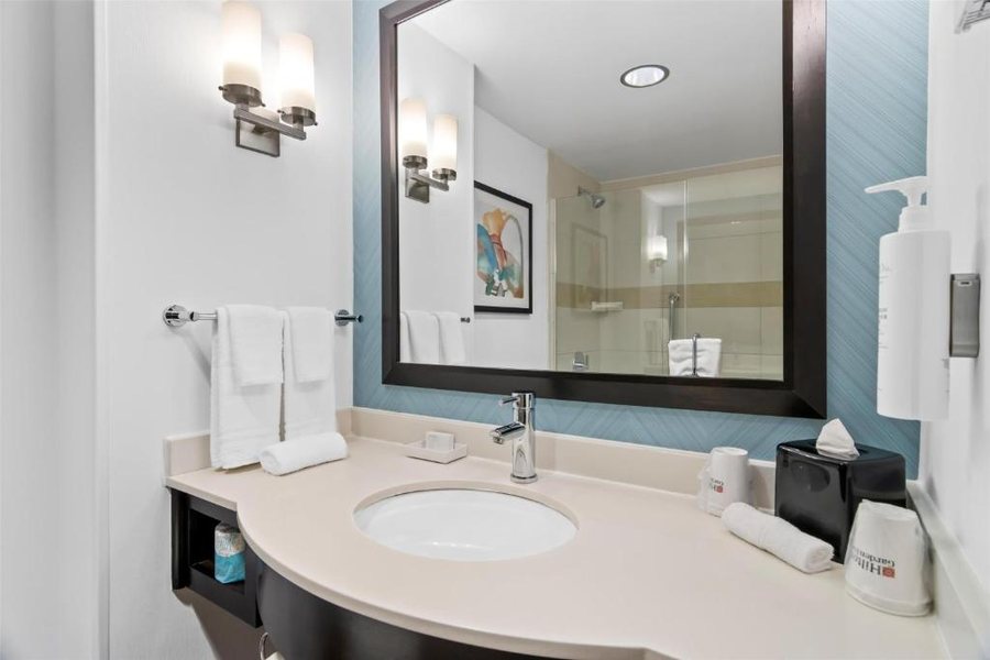 Hilton Garden Inn Chicago Downtown Riverwalk — Bathroom