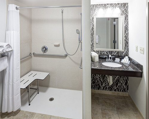 Hilton Garden Inn Cincinnati Sharonville — Bathroom