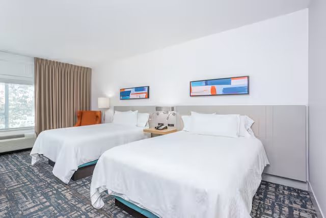 Hilton Garden Inn Cincinnati Sharonville — Guest room