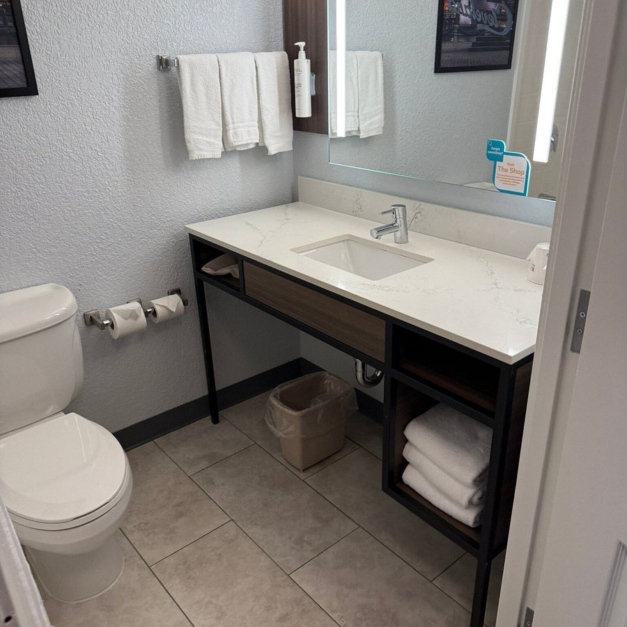 Hilton Garden Inn Cleveland Airport — Bathroom