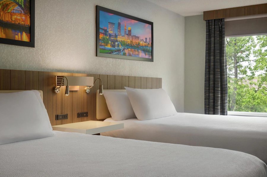Hilton Garden Inn Cleveland Airport — Guest room